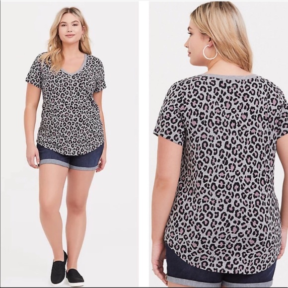 Torrid | Classic Fit V-Neck Pocket Tee Leopard - Picture 2 of 9